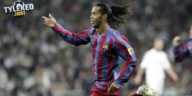 Ronaldinho ký hợp đồng thể hiện cảm xúc, hoài niệm